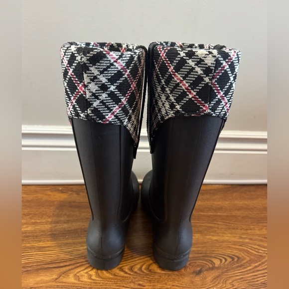CROCS black knee-high rain boots with plaid cuffs (size 7) - Picture 4 of 8